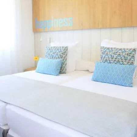 Single With Half Board, Wifi, Pool, Beach Apartment