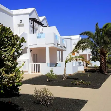 Single With Half Board, Wifi, Pool, Beach Apartment *