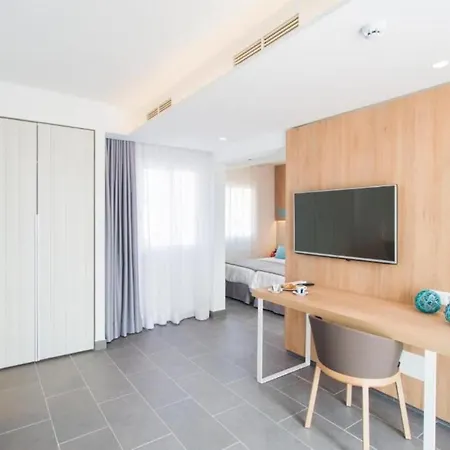 Single With Half Board, Wifi, Pool, Beach Apartment *