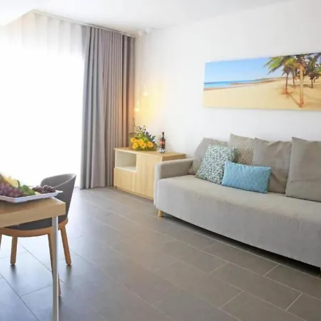 Single With Half Board, Wifi, Pool, Beach Daire